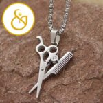 گردنبند استیل طرح قیچی و شانه رنگ مشکی طلایی - Image 4