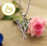 گردنبند استیل طرح قیچی و شانه رنگ مشکی طلایی - Image 3