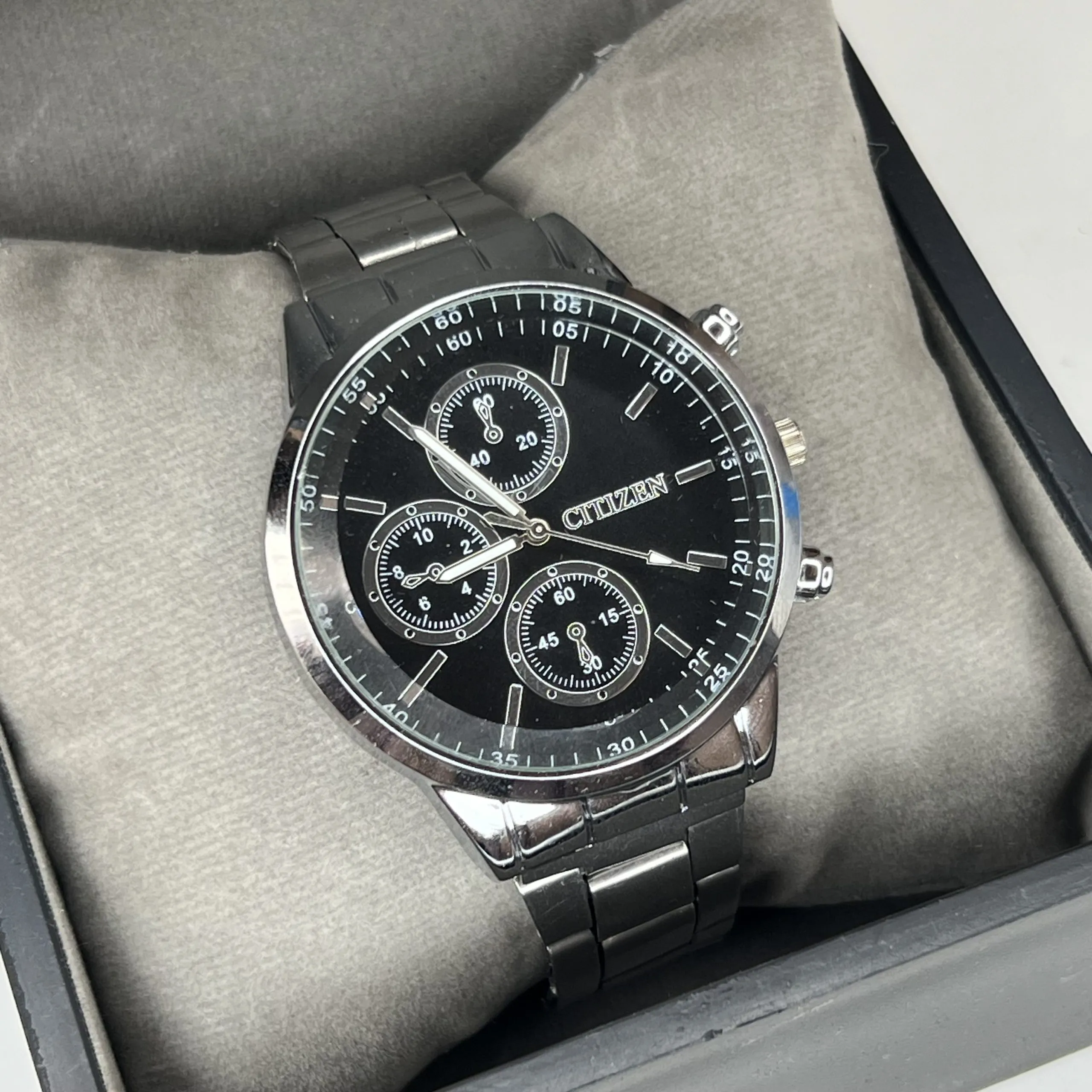 ساعت-سیتی-زن-خانم-گل-3-1.webp ساعت مردانه سیتی زن بند فلزی نقره ای - Image 1